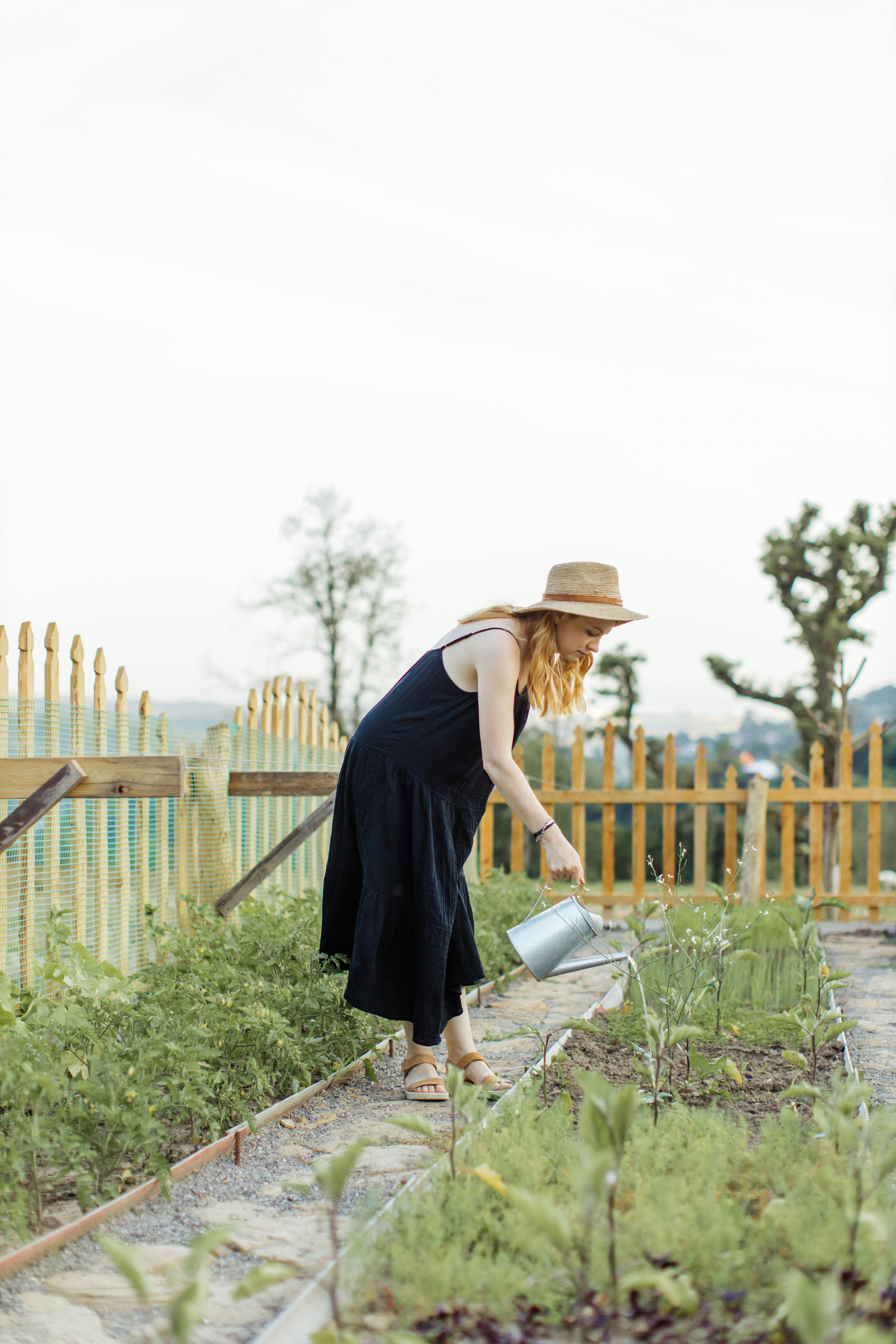 lady-gardening